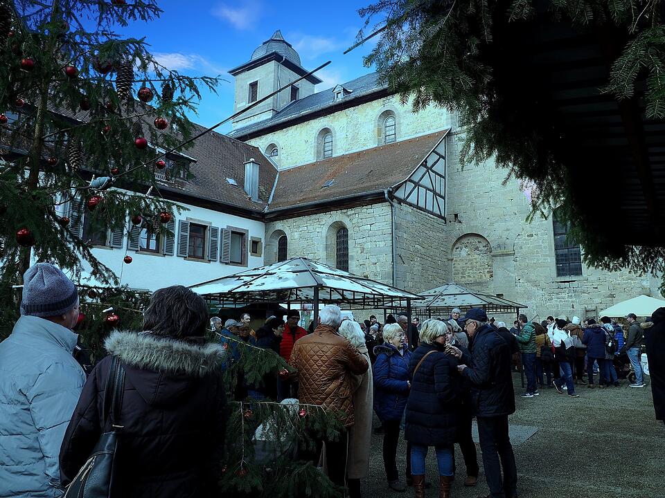 Kunsthandwerker und Regionalerzeuger präsentieren ihre Waren und Künste.