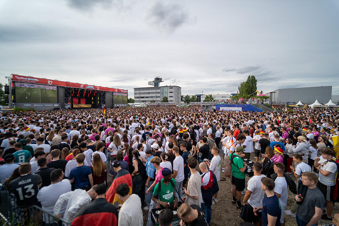 Fans schauen das EM-Viertelfinale zwischen Duetschland und Spanien in Nürnberg