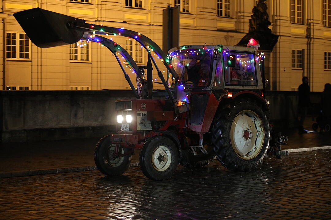 Weihnachtliche Lichterfahrt: Dutzende beleuchtete Traktoren fahren durch Ansbach