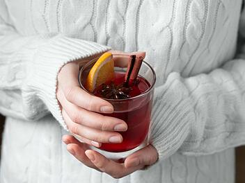 Glühwein geeignet sind gerbstoffarme Rotweinsorten wie der Spätburgunder, Dornfelder oder Portugieser.
