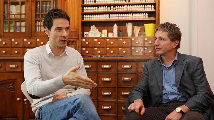 Bei Teofil Todoric und Stefan Günther ist der Medikamentenschrank gut gefüllt - allerdings nicht mit Gratisproben, denn Pharmavertreter mit Musterköfferchen haben hier keinen Zutritt. Foto: Barbara Herbst