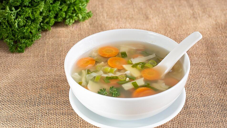 Frühlingssuppe mit frischen Kräutern und leckerem Gemüse.