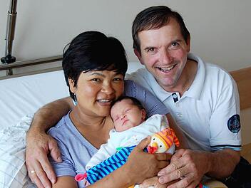 Narumol mit Töcherchen Jorafina Martina und Mann Josef. Foto: RTl