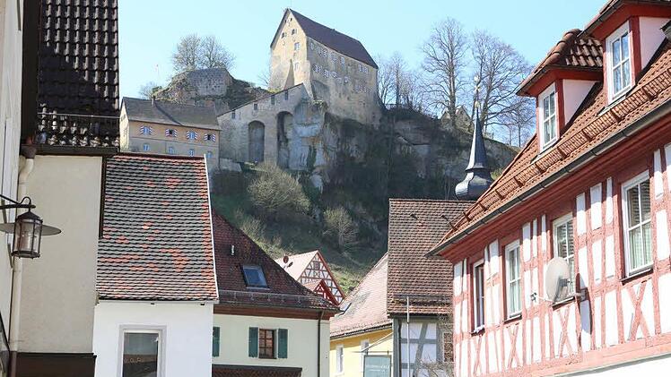 Enge Gassen, viel Fachwerk und eine Burg in luftiger Höhe - das ist nicht nur Klischee, das ist Pottenstein.  Foto: B.Herbst