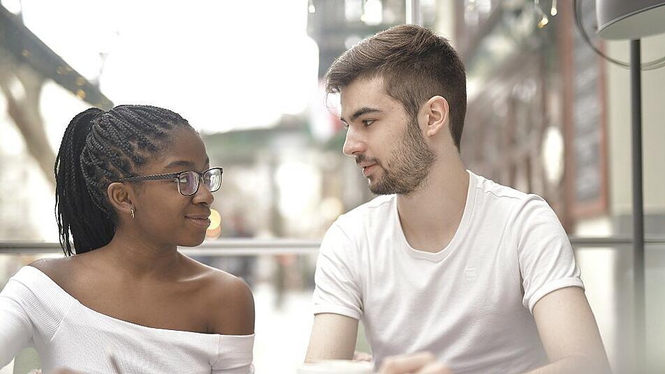 Liebt sie mich? Eine Frage, die sich viele Männer stellen.  Bild: pexels-andrea-piacquadio-3967505