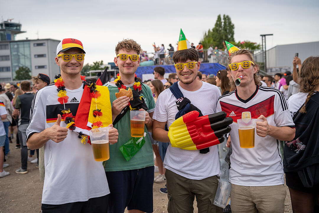 Fans schauen das EM-Viertelfinale zwischen Duetschland und Spanien in Nürnberg