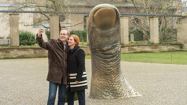 Besucher des Ludwig Museums in Koblenz machen ein Selfie vor César's Daumen "Le pouce"
