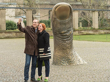 Besucher des Ludwig Museums in Koblenz machen ein Selfie vor César's Daumen "Le pouce"