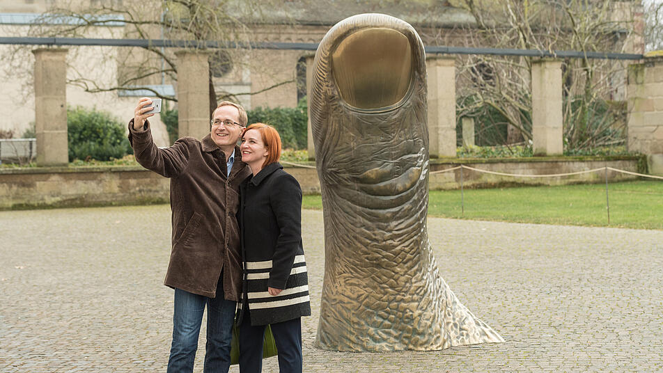 Besucher des Ludwig Museums in Koblenz machen ein Selfie vor César's Daumen "Le pouce"