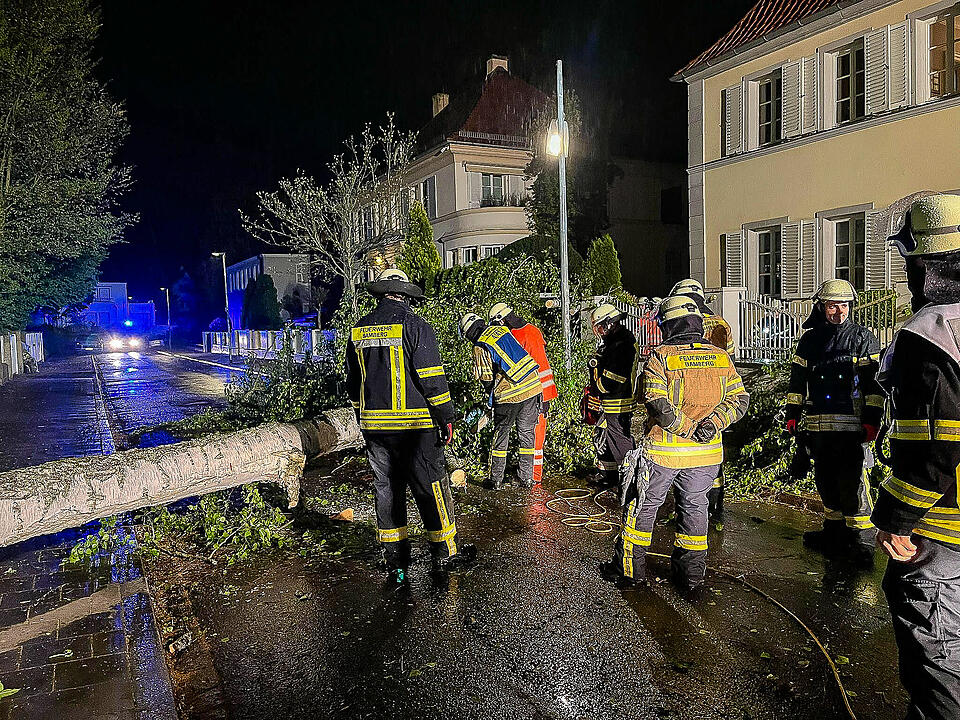 Zahlreiche Einsätze durch Unwetter in Franken: Umgestürzte Bäume fordern Feuerwehr