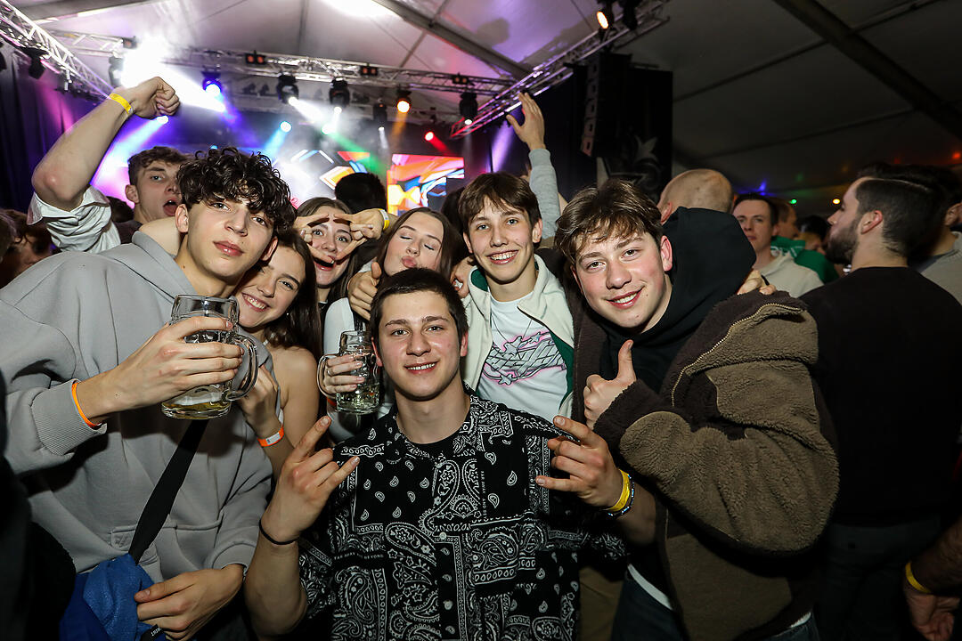Beste Stimmung beim traditionsreichen Zeltweinfest an der Mainschleife!