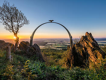 Tolle Bilder entstehen zur magischen Stunde mit dem Adlerbogen am Donnersberg als Motiv.