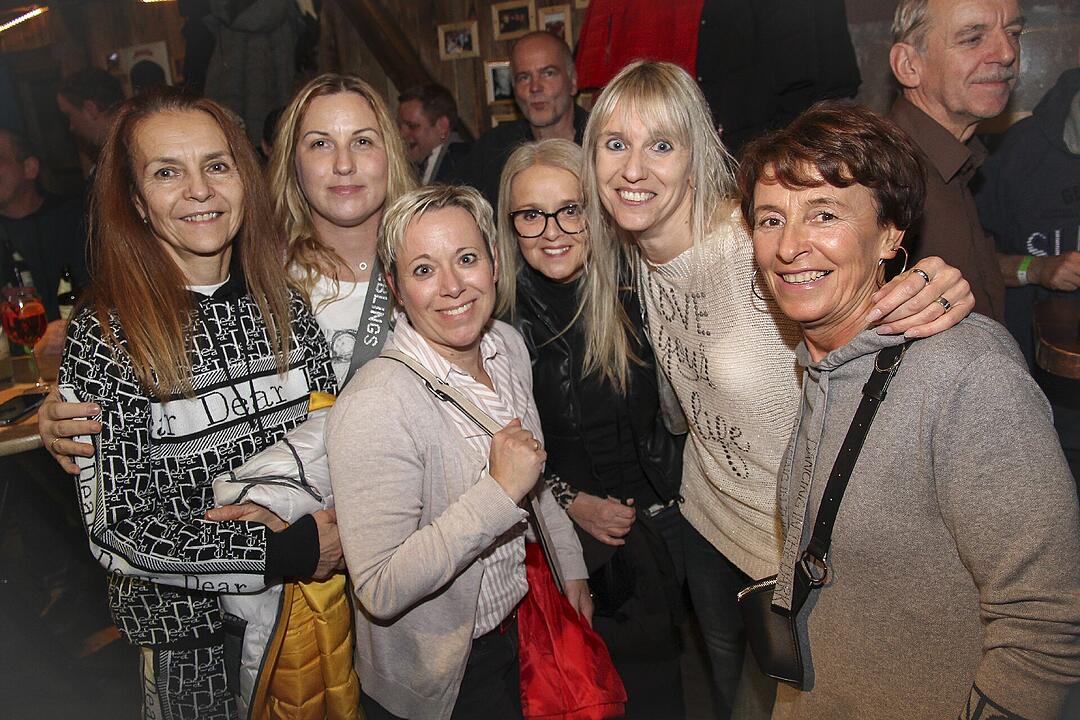 Beste Partystimmung bei voller Hütte.