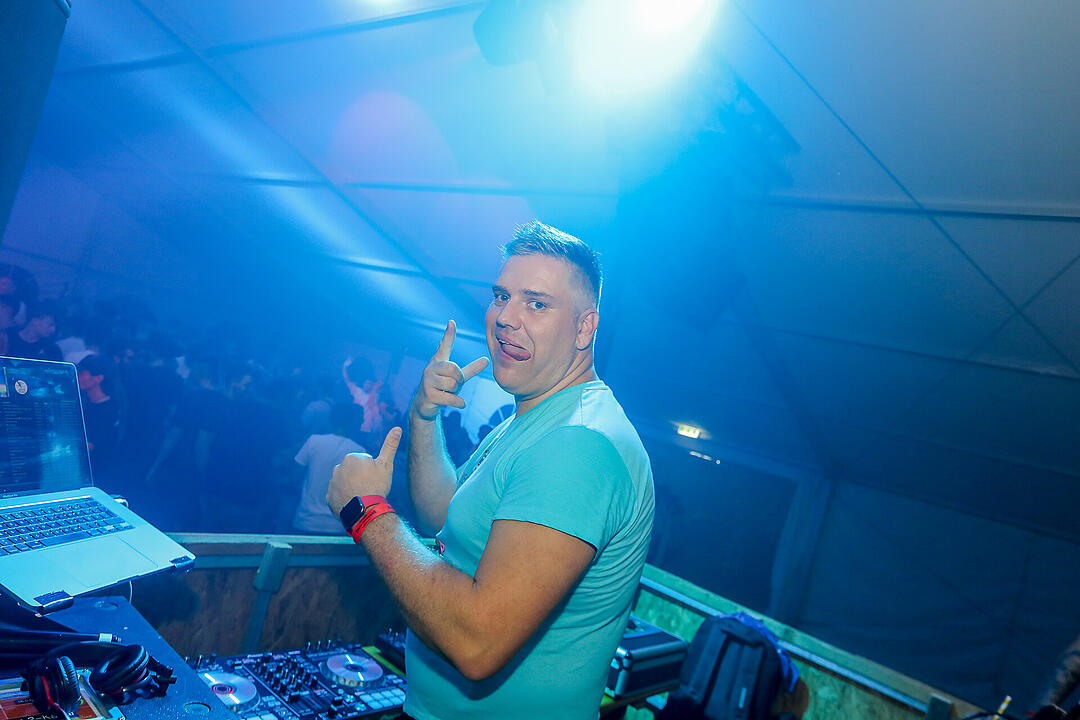 Partyzeltdorf mit 5 Areas!