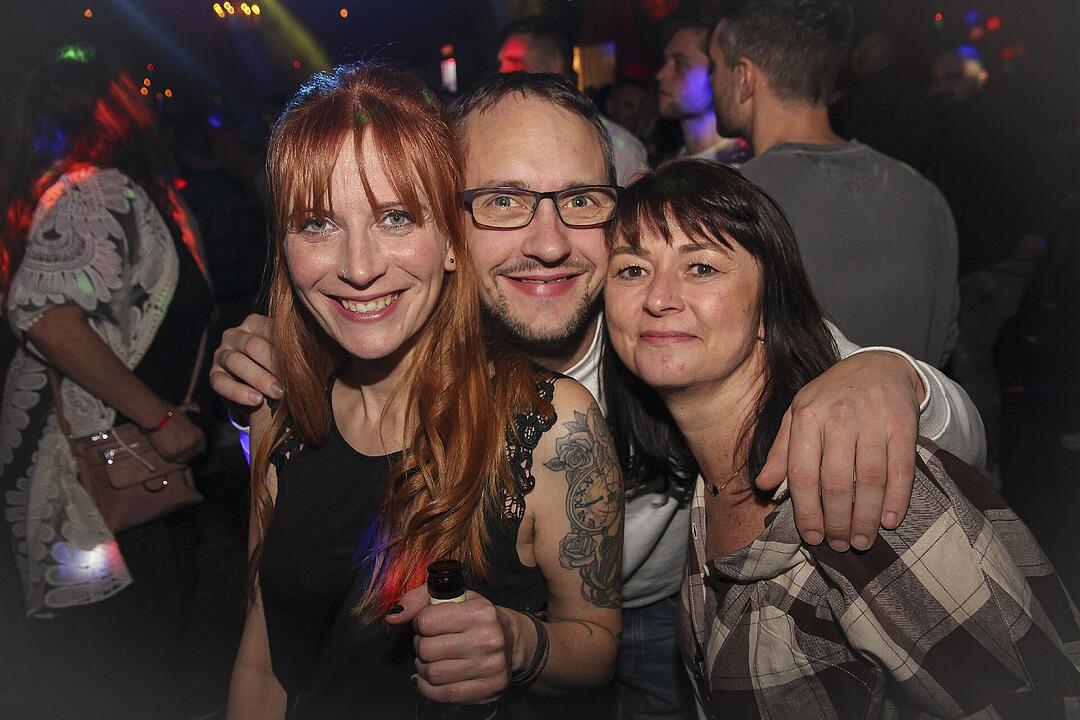 Volles Haus, erwachsene Partypeople und eine ausgelassene Feier!
