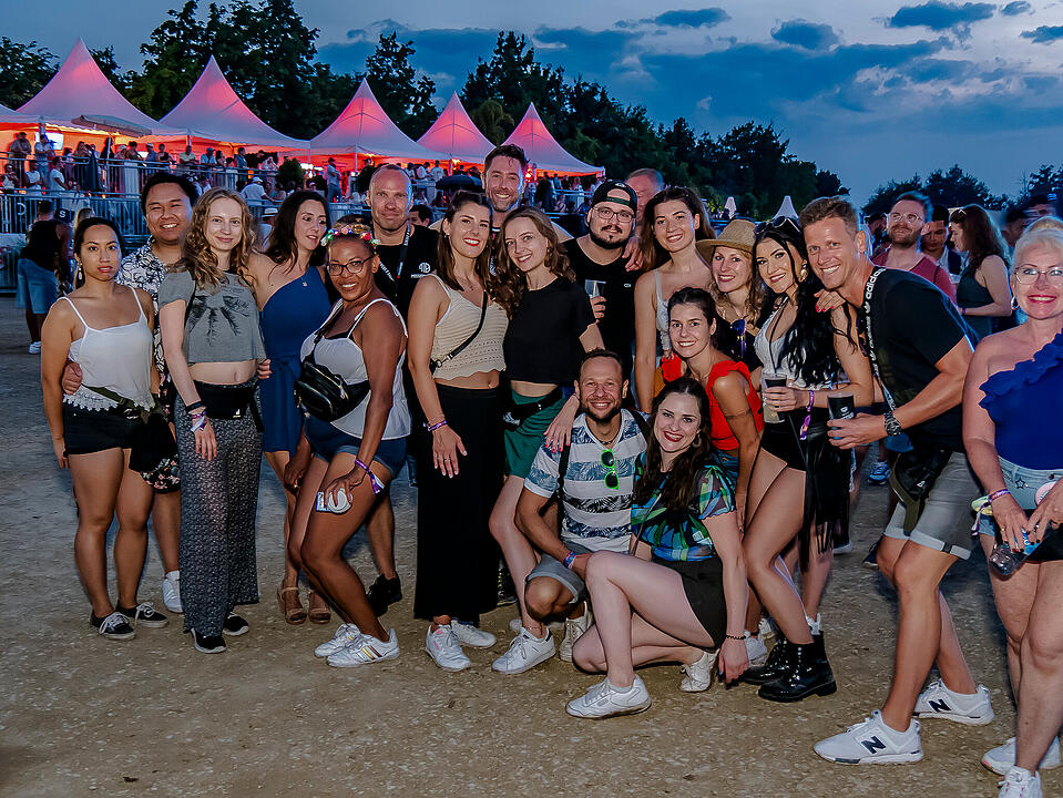Mit internationalen und nationalen Live-Acts!