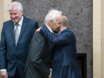 Stoiber umarmt Putin. Sucht er nur sein Glück?  Foto: Sven Hopp/dpa