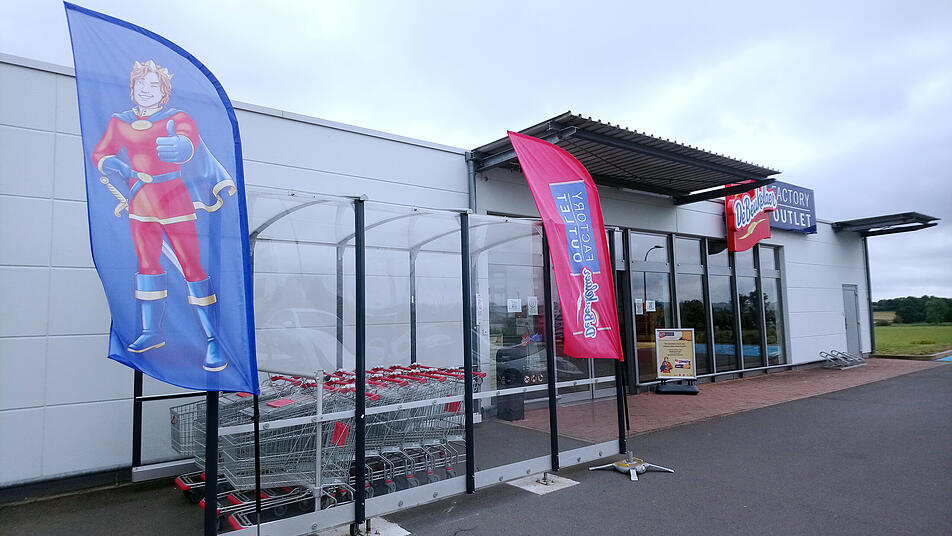 Das Factory-Outlet in Polch empfängt Besucher mit dem Prinzen der Prinzenrolle.