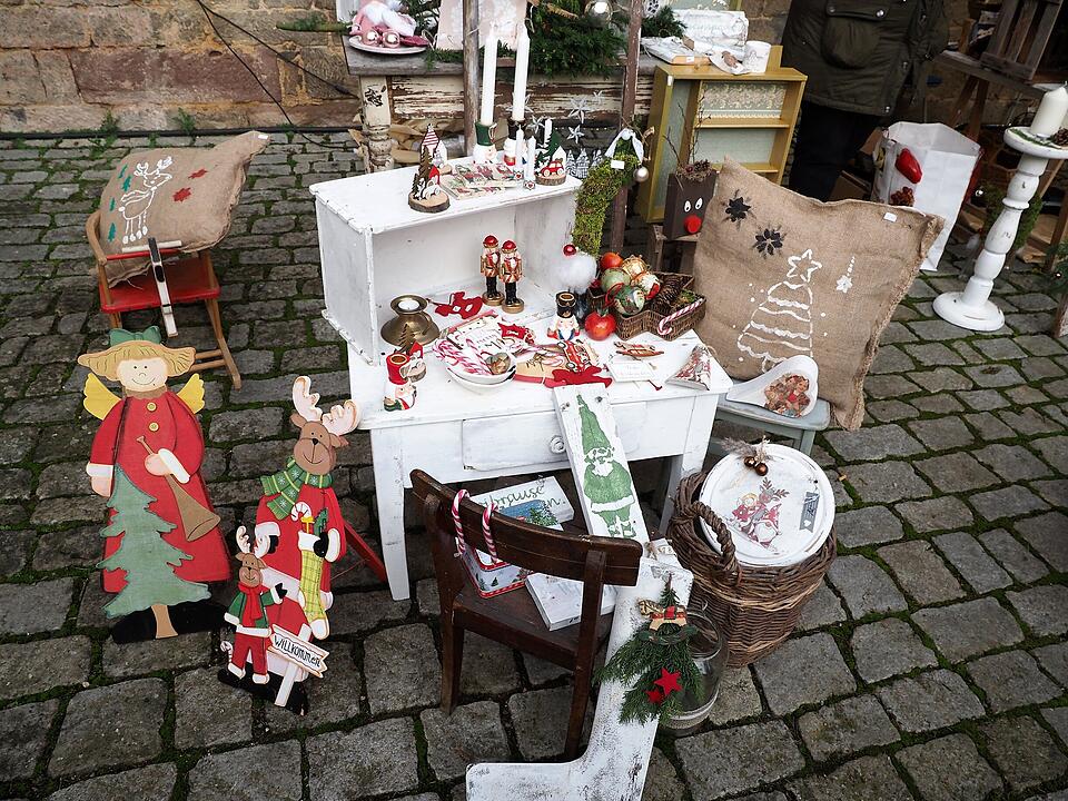 Kunsthandwerker und Regionalerzeuger präsentieren ihre Waren und Künste.