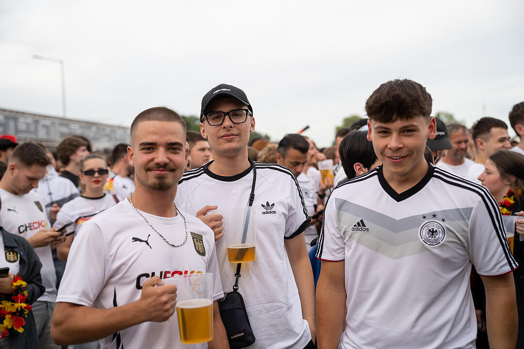 Fans schauen das EM-Viertelfinale zwischen Duetschland und Spanien in Nürnberg