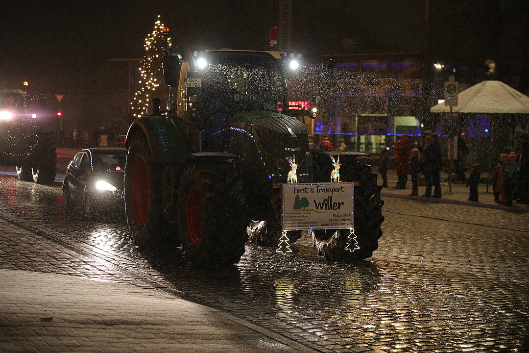 Weihnachtliche Lichterfahrt: Dutzende beleuchtete Traktoren fahren durch Ansbach