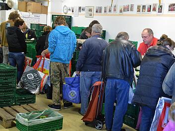 Immer mehr Menschen versorgen sich in caritativen Einrichtungen mit Lebensmitteln.  Foto: Ronald Rinklef
