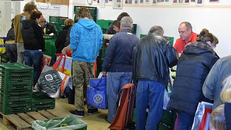 Immer mehr Menschen versorgen sich in caritativen Einrichtungen mit Lebensmitteln.  Foto: Ronald Rinklef