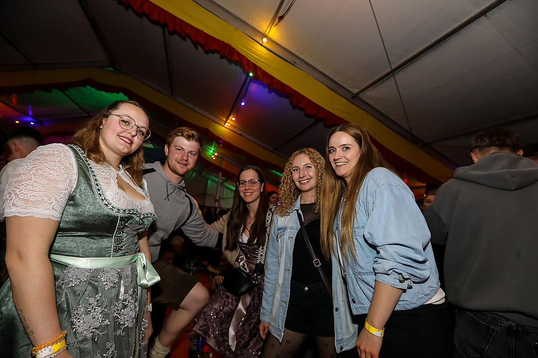 Beste Stimmung beim traditionsreichen Zeltweinfest an der Mainschleife!