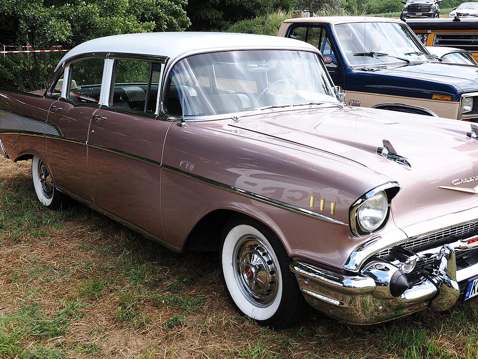 Oldtimer, US Cars, Traktoren und Motorräder.