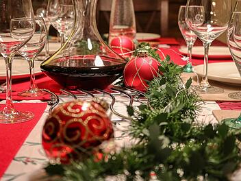 Wein gehört zu einem gut gedeckten Tisch und zum Essen dazu.