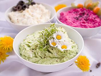 Zucchini-Aufstrich schmeckt hervorragend auf Brot oder als Dip.