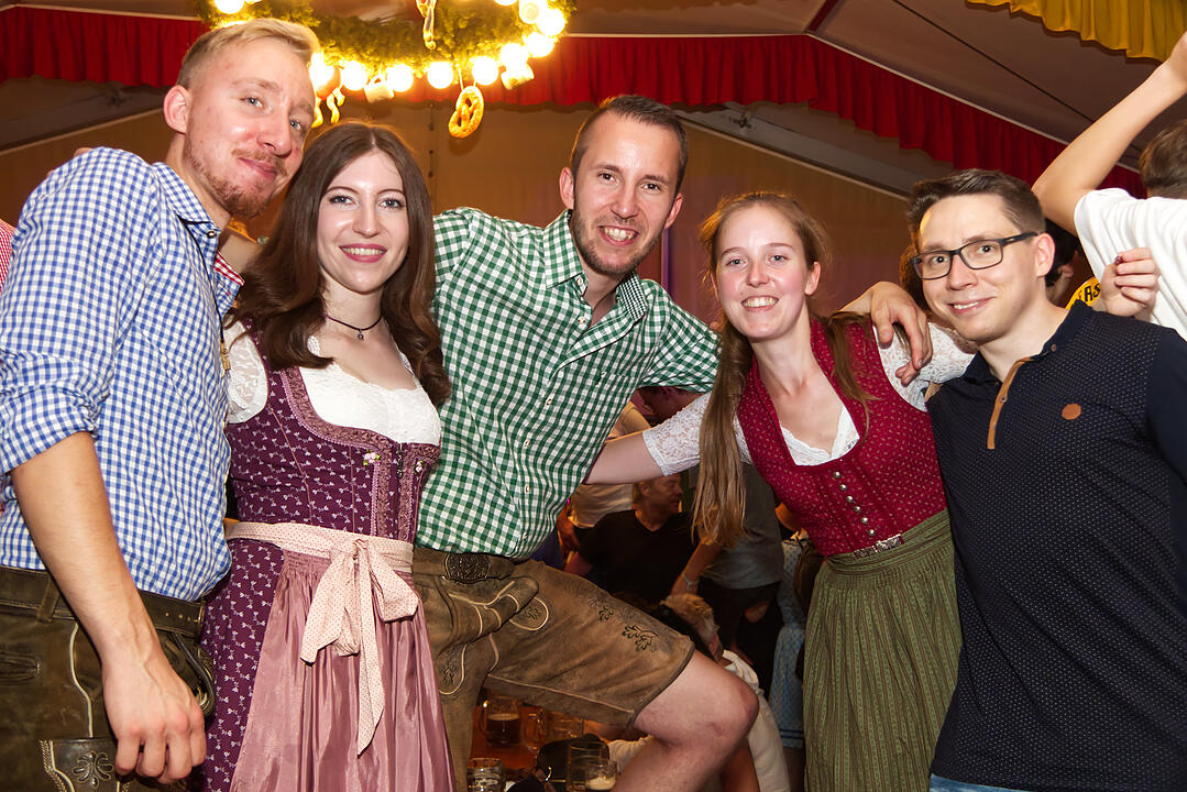 Musik im Festzelt gab es mit der Band "KLOSTERGOLD"