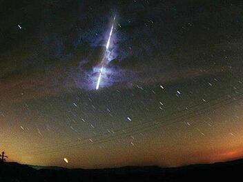 Ein Meteor war am Sonntag in Teilen Süddeutschlands zu sehen und sorgte für einige Aufregung. Das Bild zeigt einen Meteoriten, der am 6.11.2001 über dem US-Bundesstaat Washington gesichtet wurde. Foto: dpa