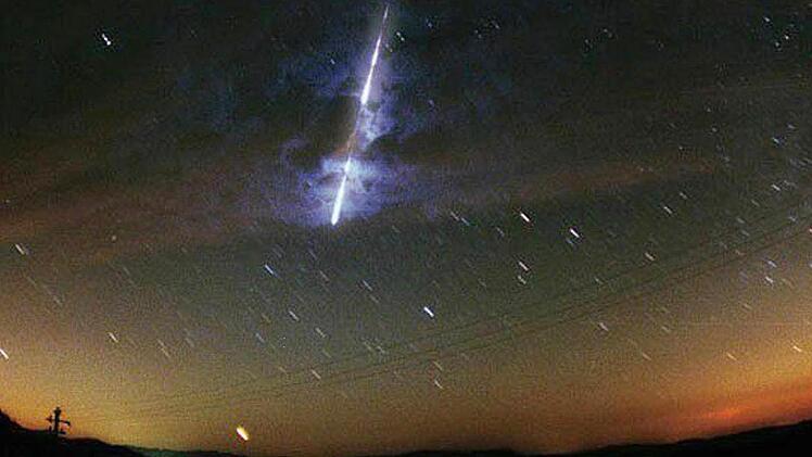 Ein Meteor war am Sonntag in Teilen Süddeutschlands zu sehen und sorgte für einige Aufregung. Das Bild zeigt einen Meteoriten, der am 6.11.2001 über dem US-Bundesstaat Washington gesichtet wurde. Foto: dpa