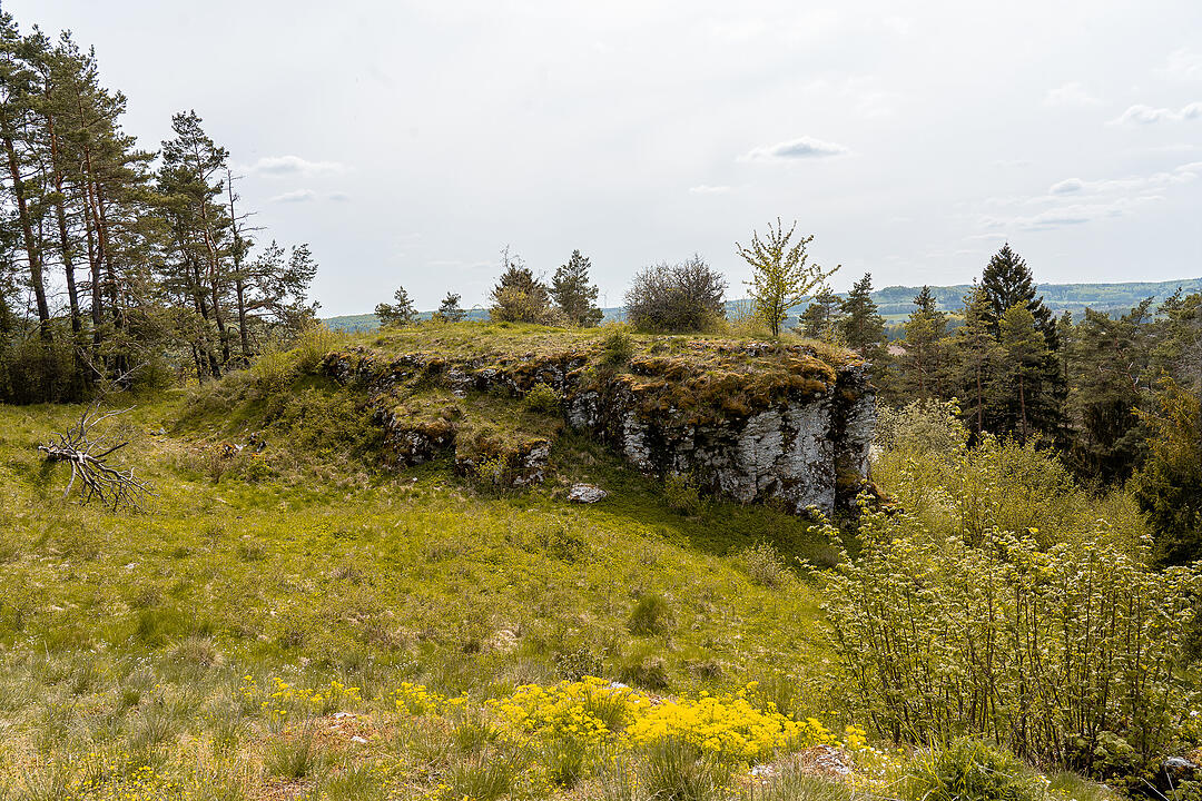 Der große Burgfels dient als toller Aussichtspunkt.