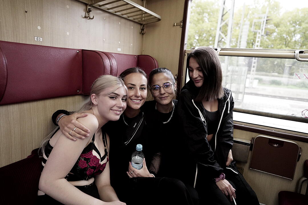Party im Zug - Raver*innen tanzen zu Techno-Beats