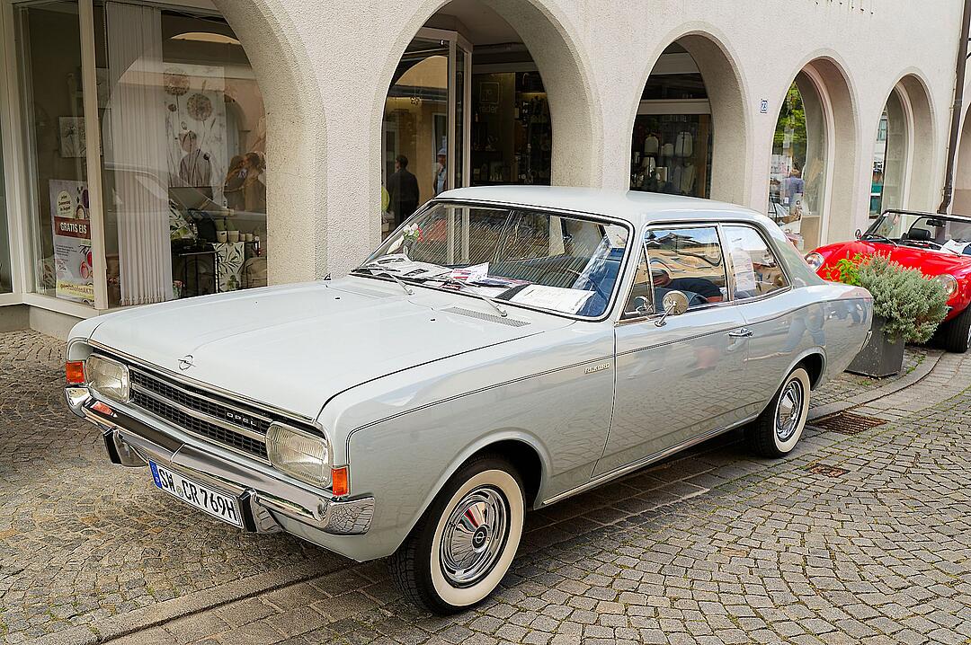 Historische Automobile und Motorräder