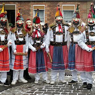 Tausende Besucher beim traditionellen Maskenumzug