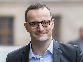 Nachdem Jens Spahn mit seinen Äußerungen zur Hartz IV - Thematik auf viele negative Reaktionen gestoßen ist, bekommt er nun von den Deutschen Arbeitgeberverbänden ein wenig Rückenwind. Foto: Michael Kappler/ dpa