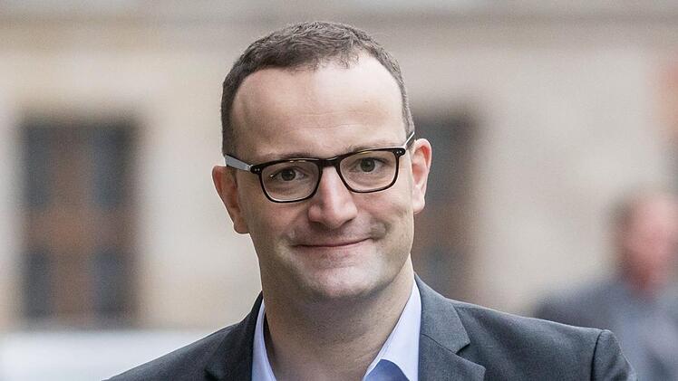 Nachdem Jens Spahn mit seinen Äußerungen zur Hartz IV - Thematik auf viele negative Reaktionen gestoßen ist, bekommt er nun von den Deutschen Arbeitgeberverbänden ein wenig Rückenwind. Foto: Michael Kappler/ dpa