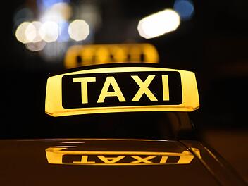Eine Taxifahrt am Neujahrsmorgen wurde für eine 30-Jährige in Bochum zum echten Horror. Der Taxifahrer belästigte die Frau mehrfach sexuell.  Foto: Felix Hörhager/dpa