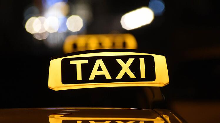 Eine Taxifahrt am Neujahrsmorgen wurde für eine 30-Jährige in Bochum zum echten Horror. Der Taxifahrer belästigte die Frau mehrfach sexuell.  Foto: Felix Hörhager/dpa