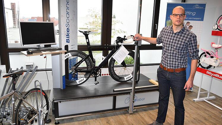 Beim Bike Fitting können sich Rennradfahrer mit einer lasergestützen Software vermessen lassen. Foto: Ronald Rinklef
