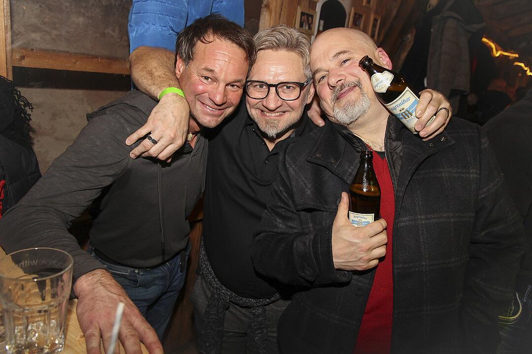 Beste Partystimmung bei voller Hütte.