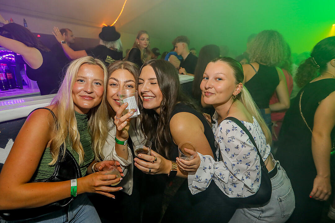 Partyzeltdorf mit 5 Areas!