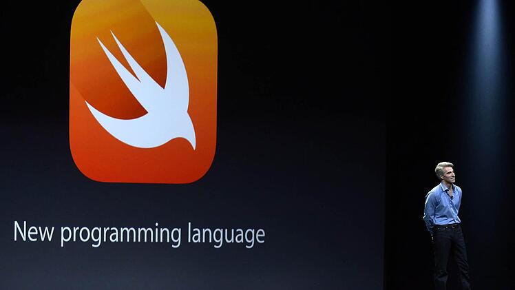 Software-Chef Craig Federighi stellt einige neue Funktionen von IOS 8 vor. Foto: John G. Mabanglo/dpa