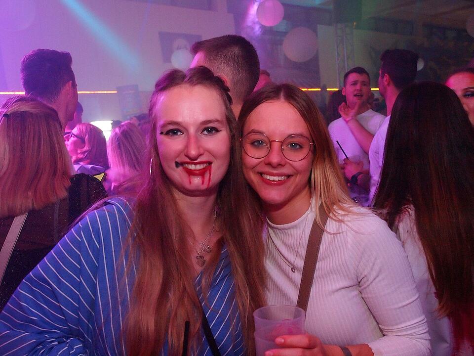 Viele verkleidete Besucher*innen feierten in Oberthulba