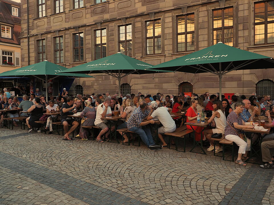 Das Weinfest zieht tausende Besucher an.
