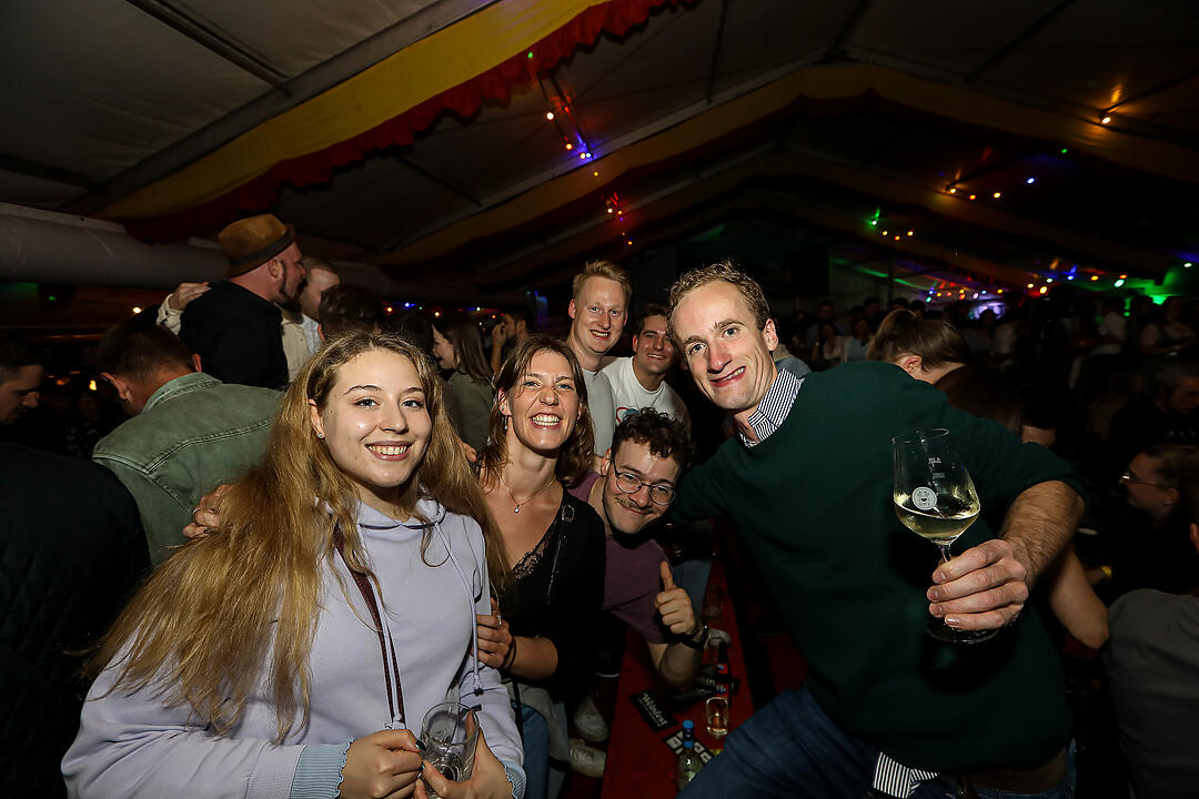 Beste Stimmung beim traditionsreichen Zeltweinfest an der Mainschleife!