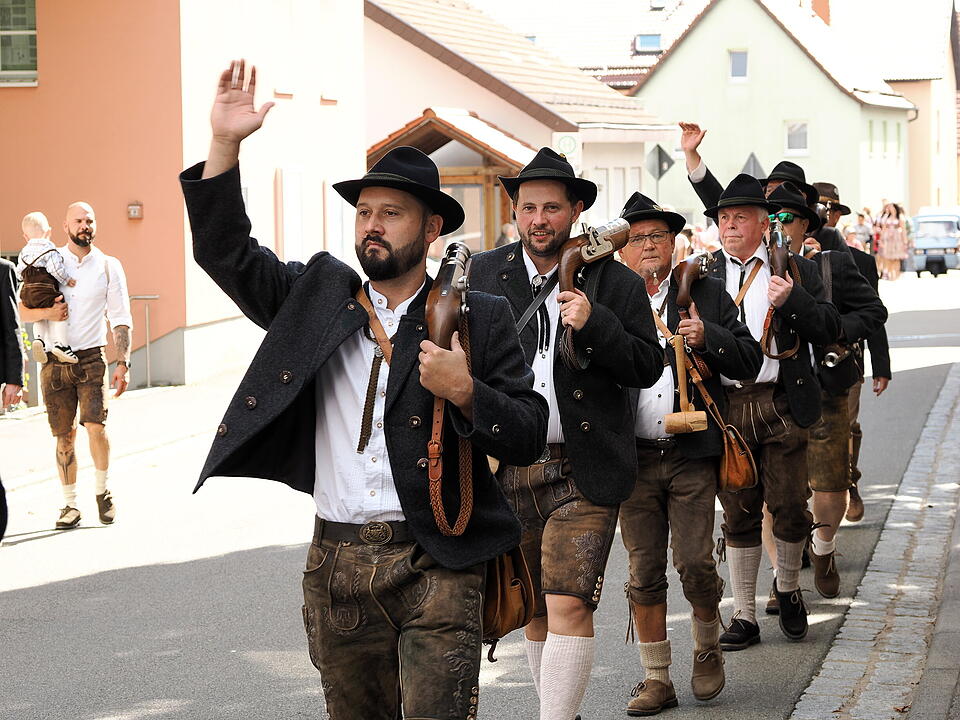 Motivwägen, Trachtengruppen und Musik-Kapellen